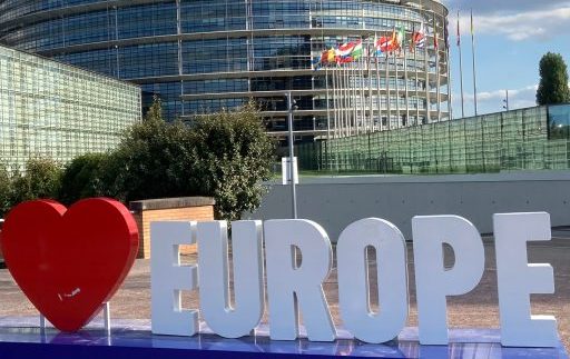 Image of a heart icon in front of the EU parliament